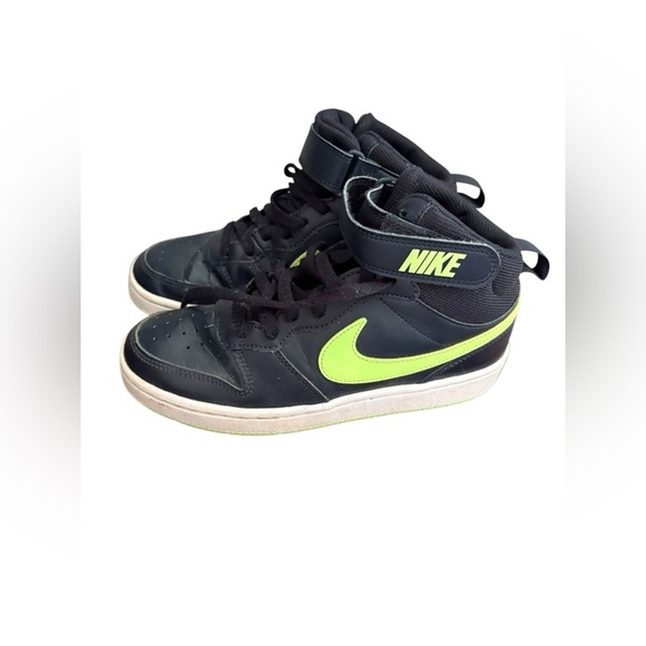 Nike Court Borough Mid 2 Gs Basketball Hook & Loop Leather Upper Sneakers 5Y - Picture 1 of 7